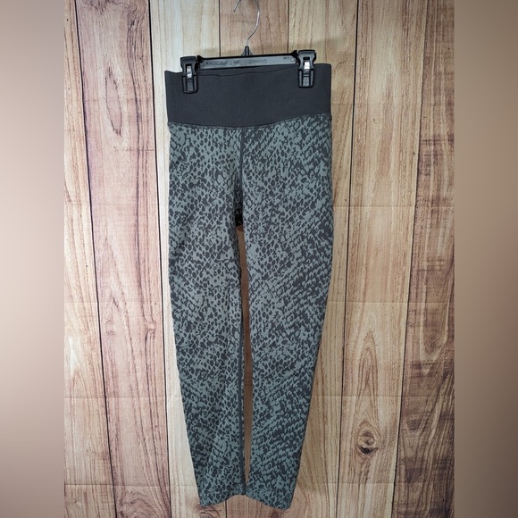 Aerie Offline Gray Snake Print High Waisted 7/8 Leggings Women’s - Picture 3 of 7